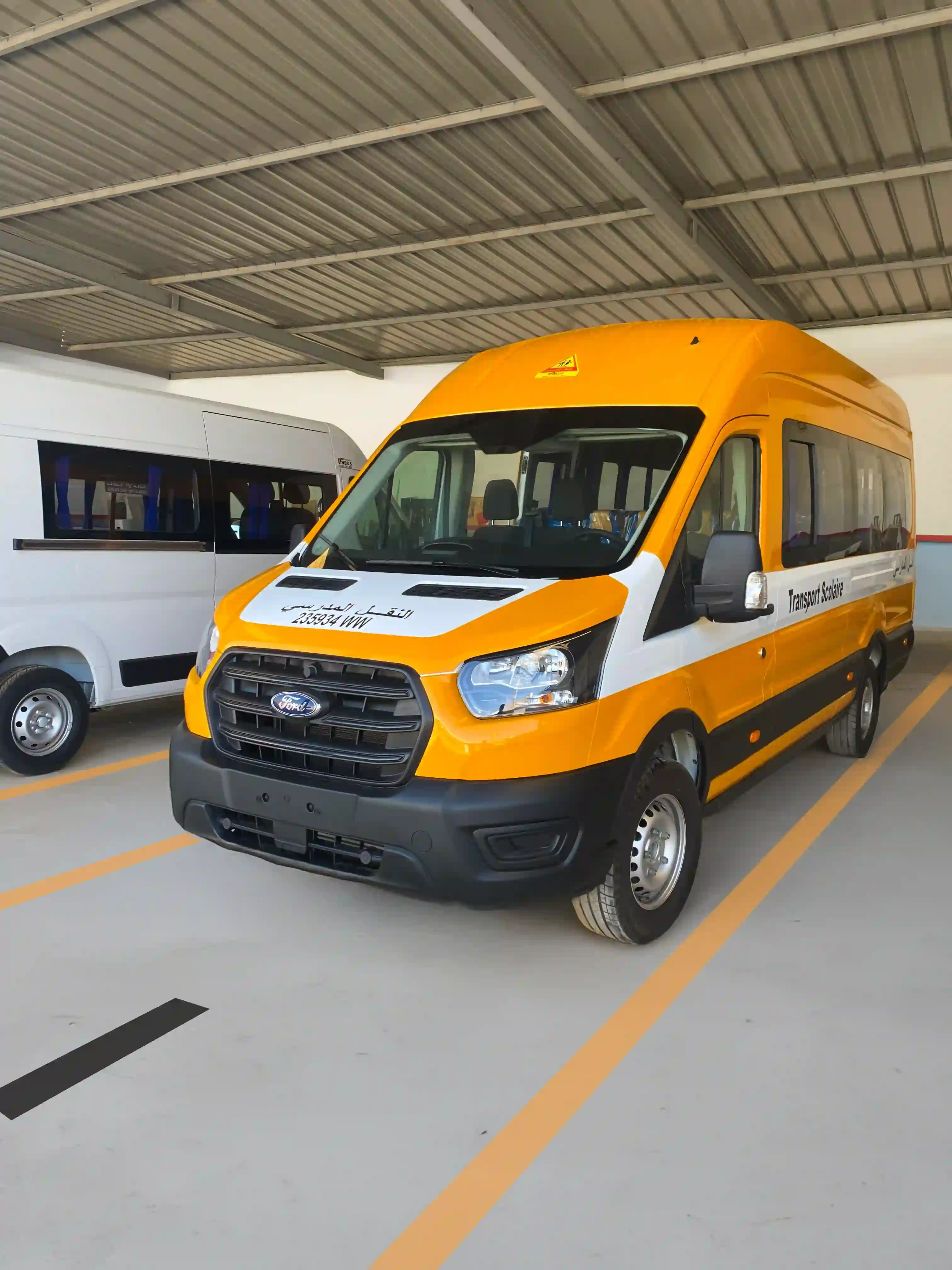 Bus de transport scolaire jaune aménagé par FABUS, vue extérieure.